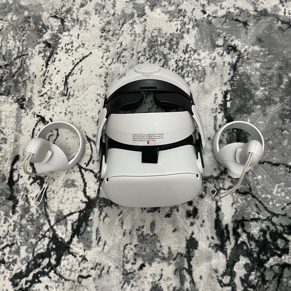Oculus Quest 2 - Picture 1 of 4